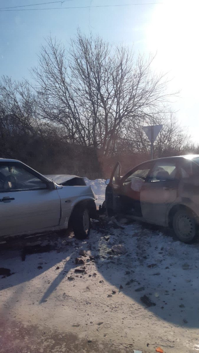 В ДТП пострадал один из водителей. В артемовском поселке Красногвардейский  столкнулись два автомобиля | 09.03.2023 | Артёмовский - БезФормата