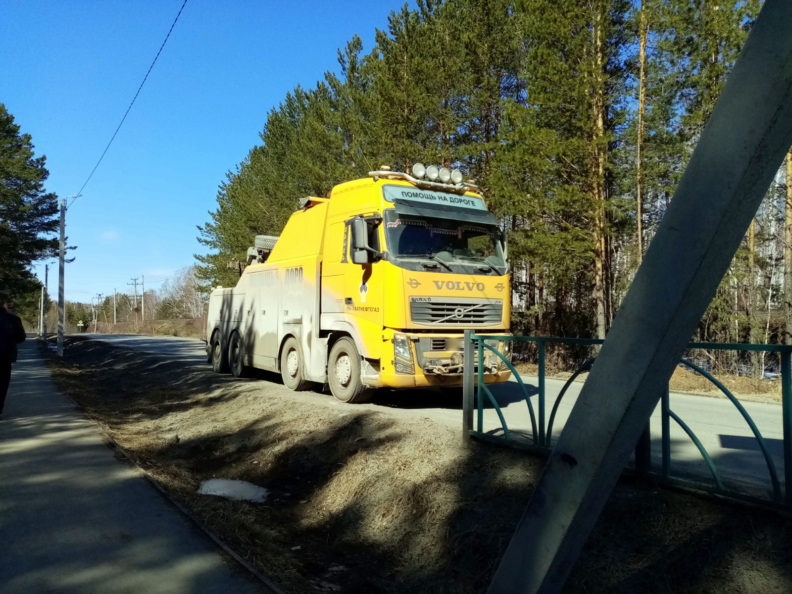 В Артемовском у автобуса фирмы «Сима-ленд» на ходу лопнула рессора |  17.04.2023 | Артёмовский - БезФормата