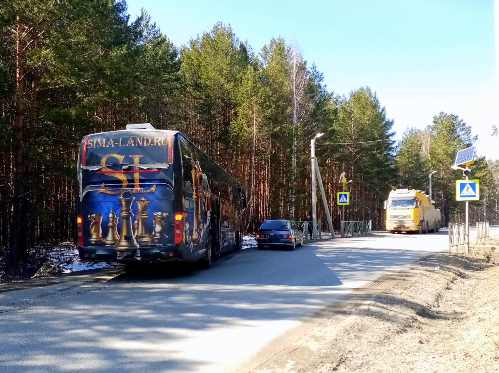 В Артемовском у автобуса фирмы «Сима-ленд» на ходу лопнула рессора |  17.04.2023 | Артёмовский - БезФормата