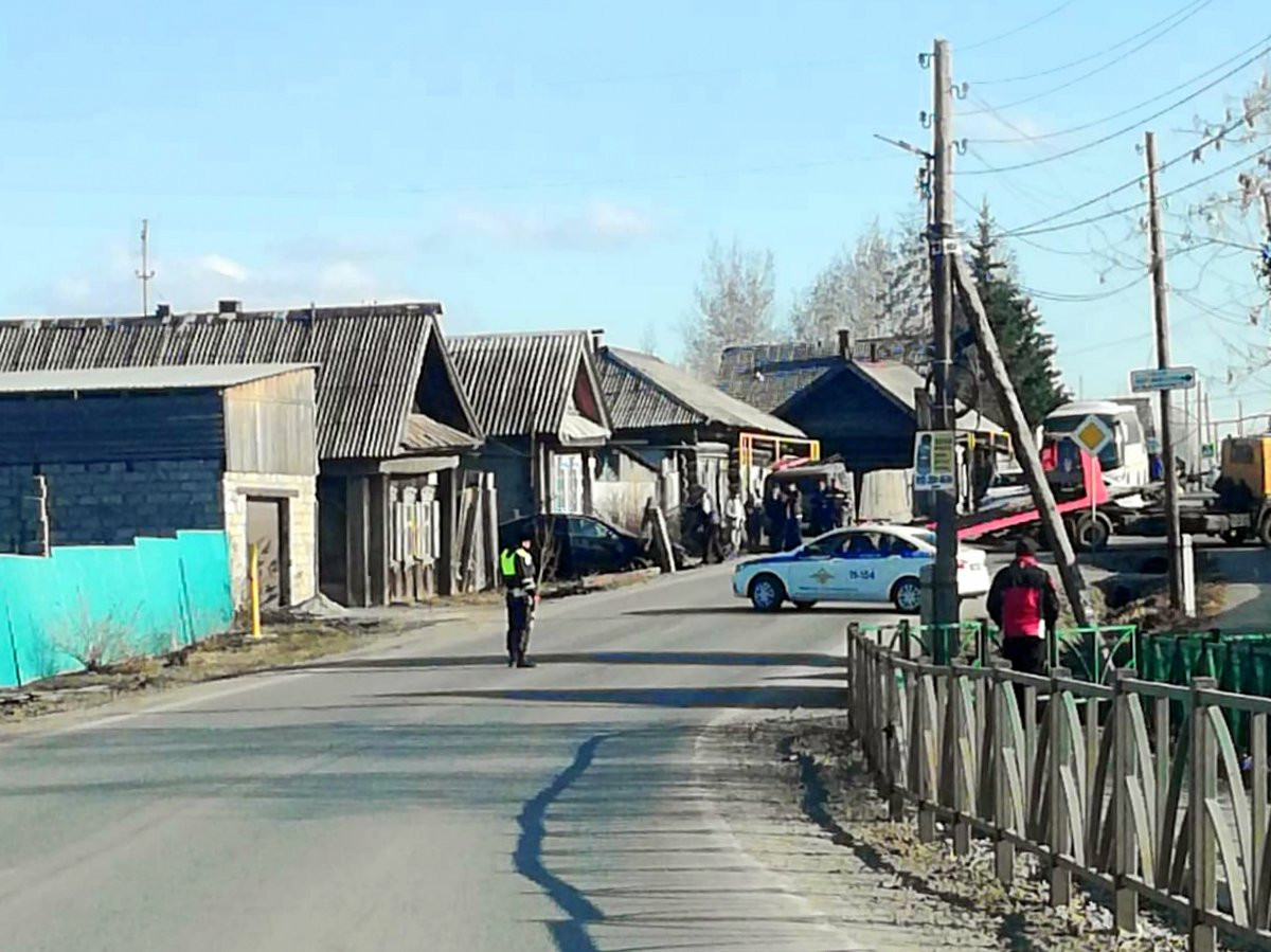 В Артемовском после ДТП упал столб линии электропередач и завалился забор |  21.04.2023 | Артёмовский - БезФормата