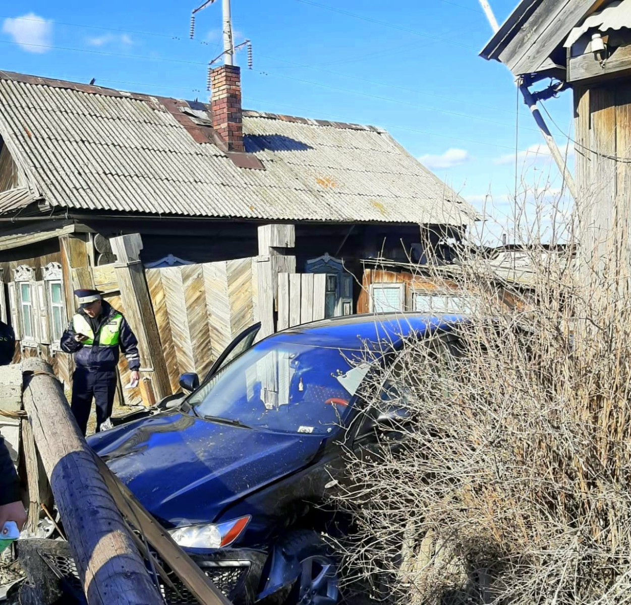 В Артемовском после ДТП упал столб линии электропередач и завалился забор |  21.04.2023 | Артёмовский - БезФормата