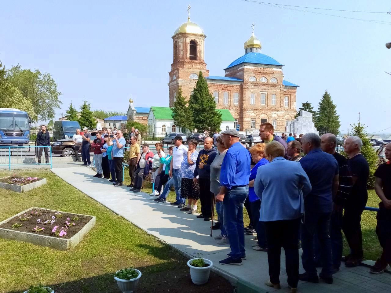 Село в артемовском. Артёмовска село. Похороны с воинскими почестями. Похороны солдата в селе.