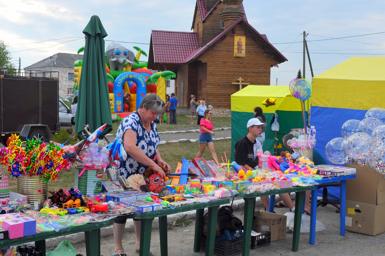 Под семейным зонтиком». В Больше-Трифоново отметили 338-летие села |  10.07.2023 | Артёмовский - БезФормата