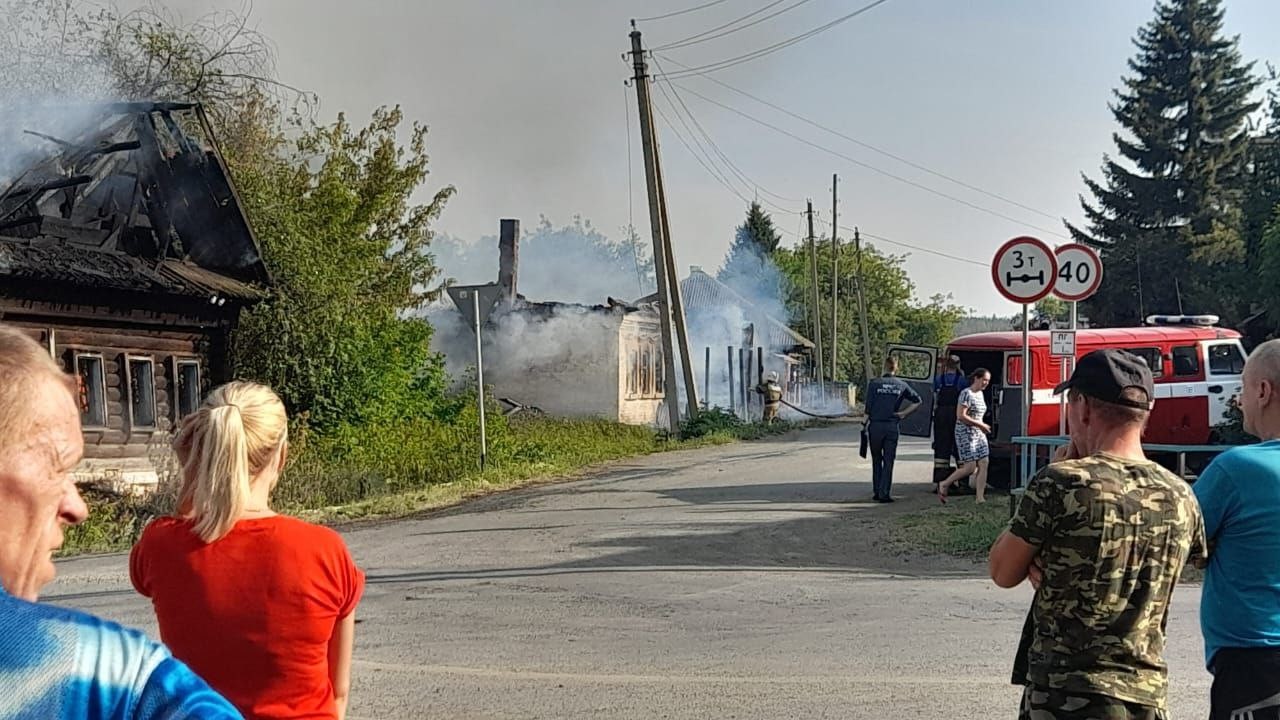 В Мироново сгорели два дома. Причины пожара выясняются | 11.07.2023 |  Артёмовский - БезФормата