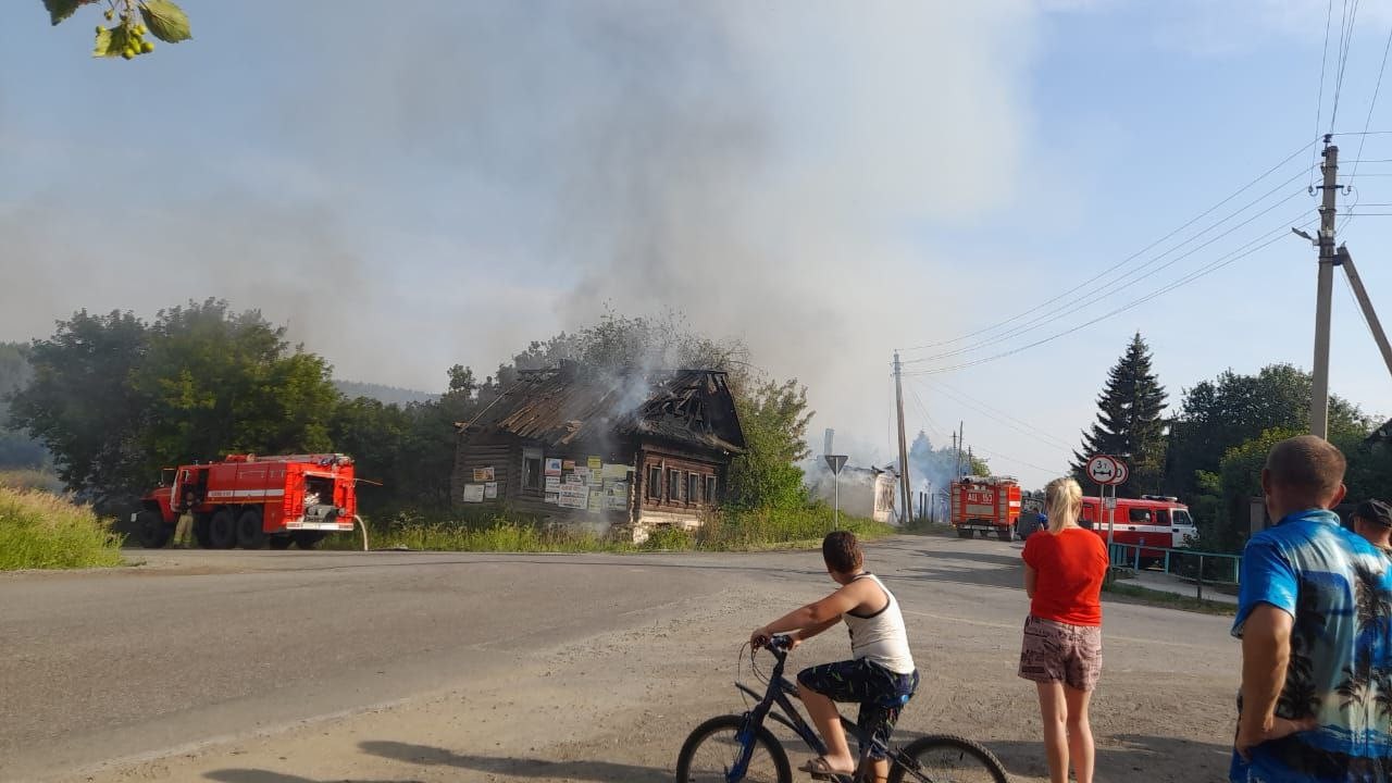 В Мироново сгорели два дома. Причины пожара выясняются | 11.07.2023 |  Артёмовский - БезФормата