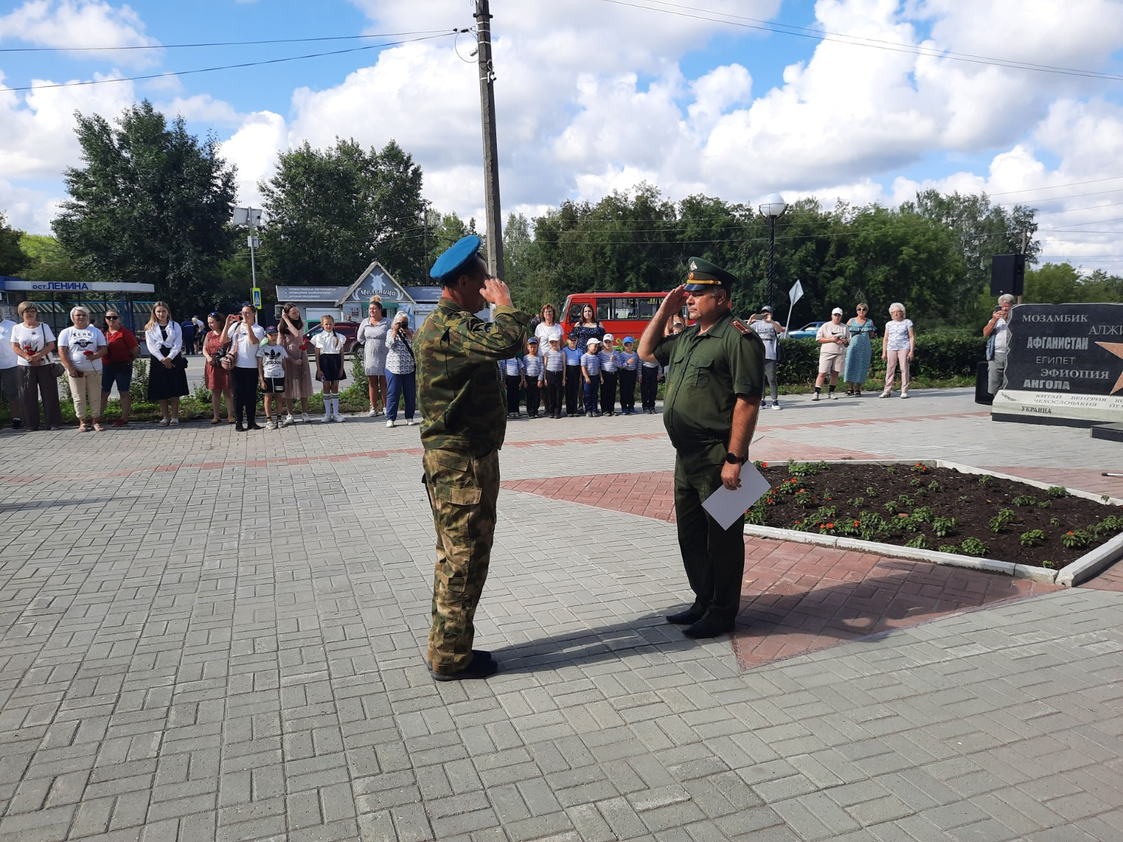 Отметили день ВДВ. В беретах артемовских десантников отражается голубое  небо | 03.08.2023 | Артёмовский - БезФормата