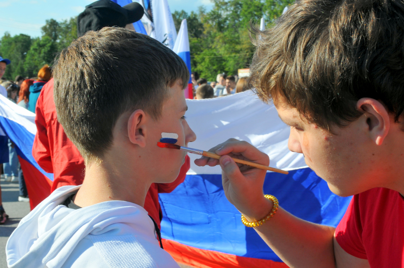 Три главных цвета. В Артемовском отмечали День флага России | 23.08.2023 |  Артёмовский - БезФормата