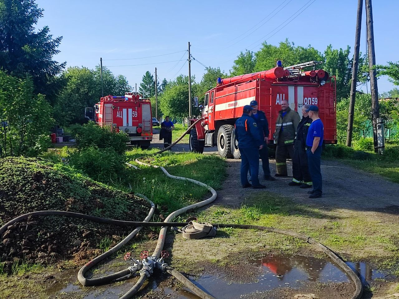 Пожар омрачил праздник жителям 2-квартирного дома в районе станции |  13.06.2024 | Артёмовский - БезФормата