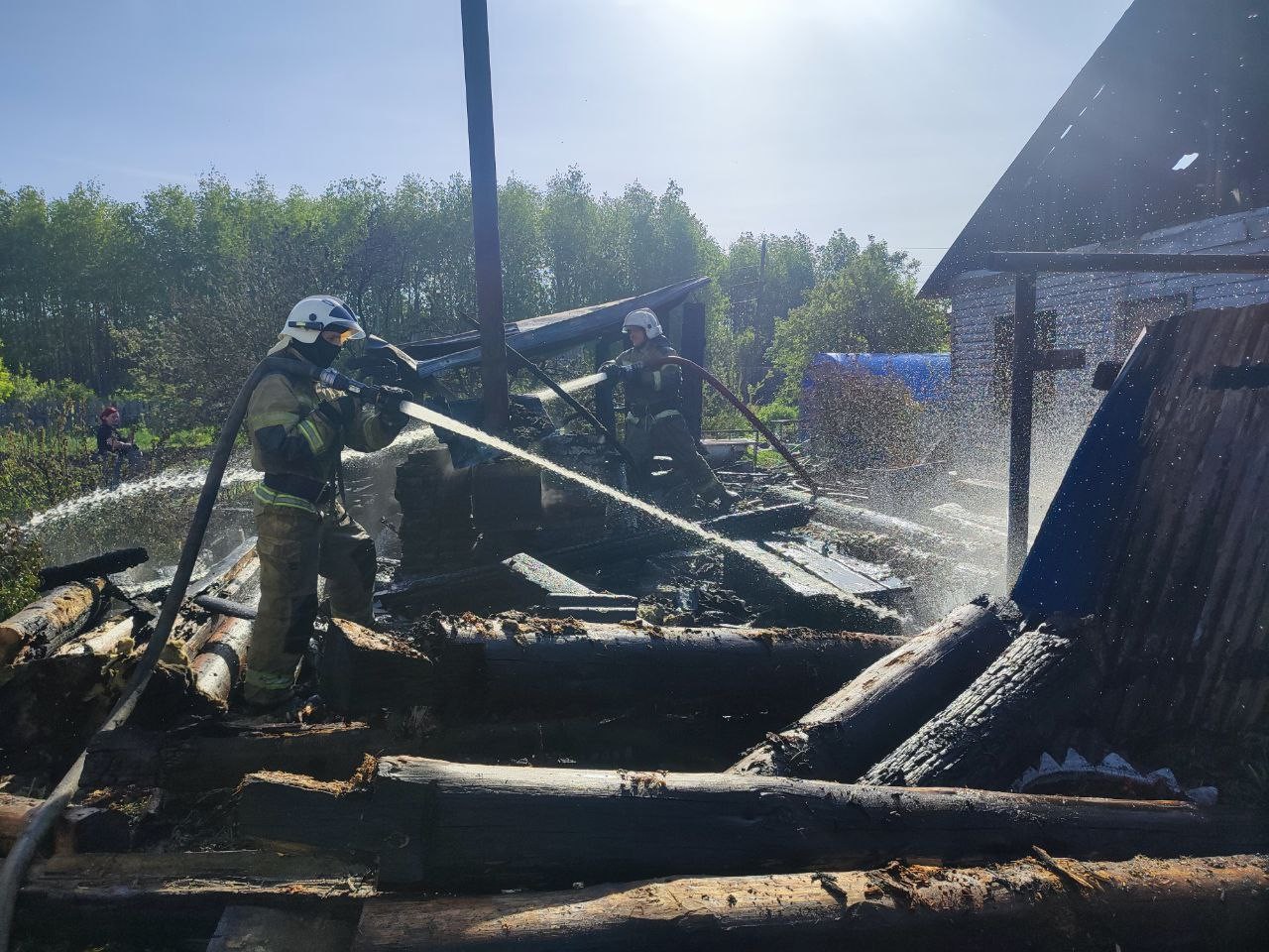 Пожар омрачил праздник жителям 2-квартирного дома в районе станции |  13.06.2024 | Артёмовский - БезФормата