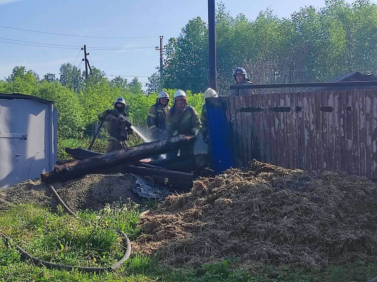 Пожар омрачил праздник жителям 2-квартирного дома в районе станции |  13.06.2024 | Артёмовский - БезФормата