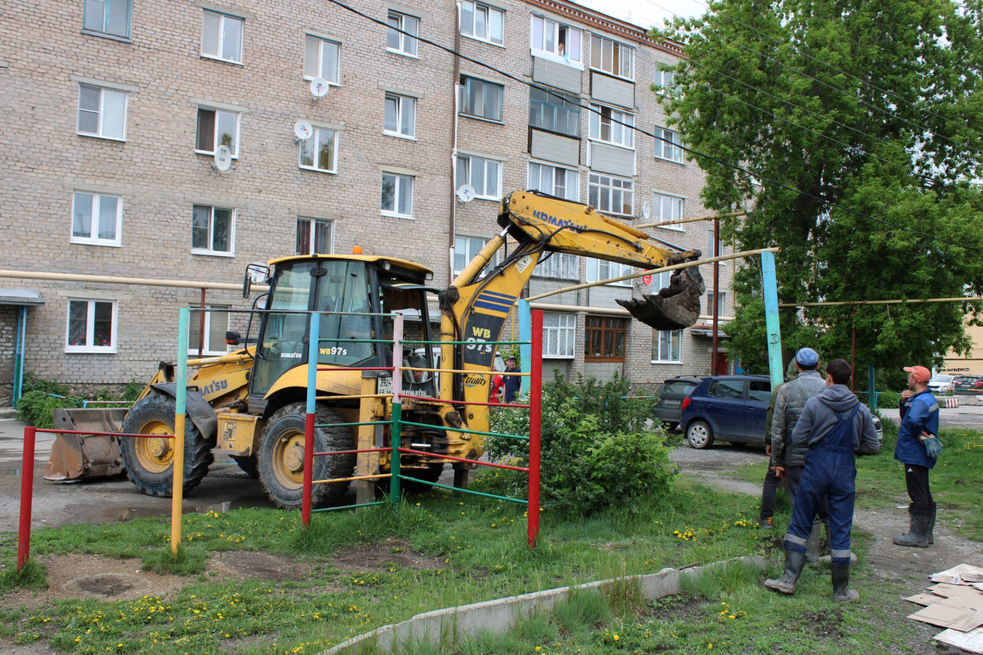 Дворовую спортплощадку коммунальщикам пришлось разобрать, для проезда экскаватора, но обещали все восстановить. Фото: Михаил Дудин, 