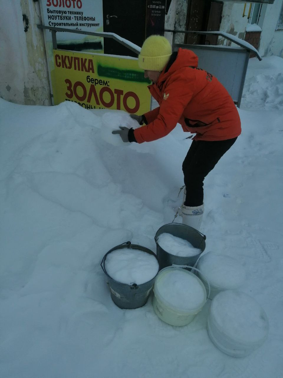В эти четыре праздничных безводных дня снег спасал жителей двух квартир по пер. Заводской, 2. Фото: читатель, “ЕВ”