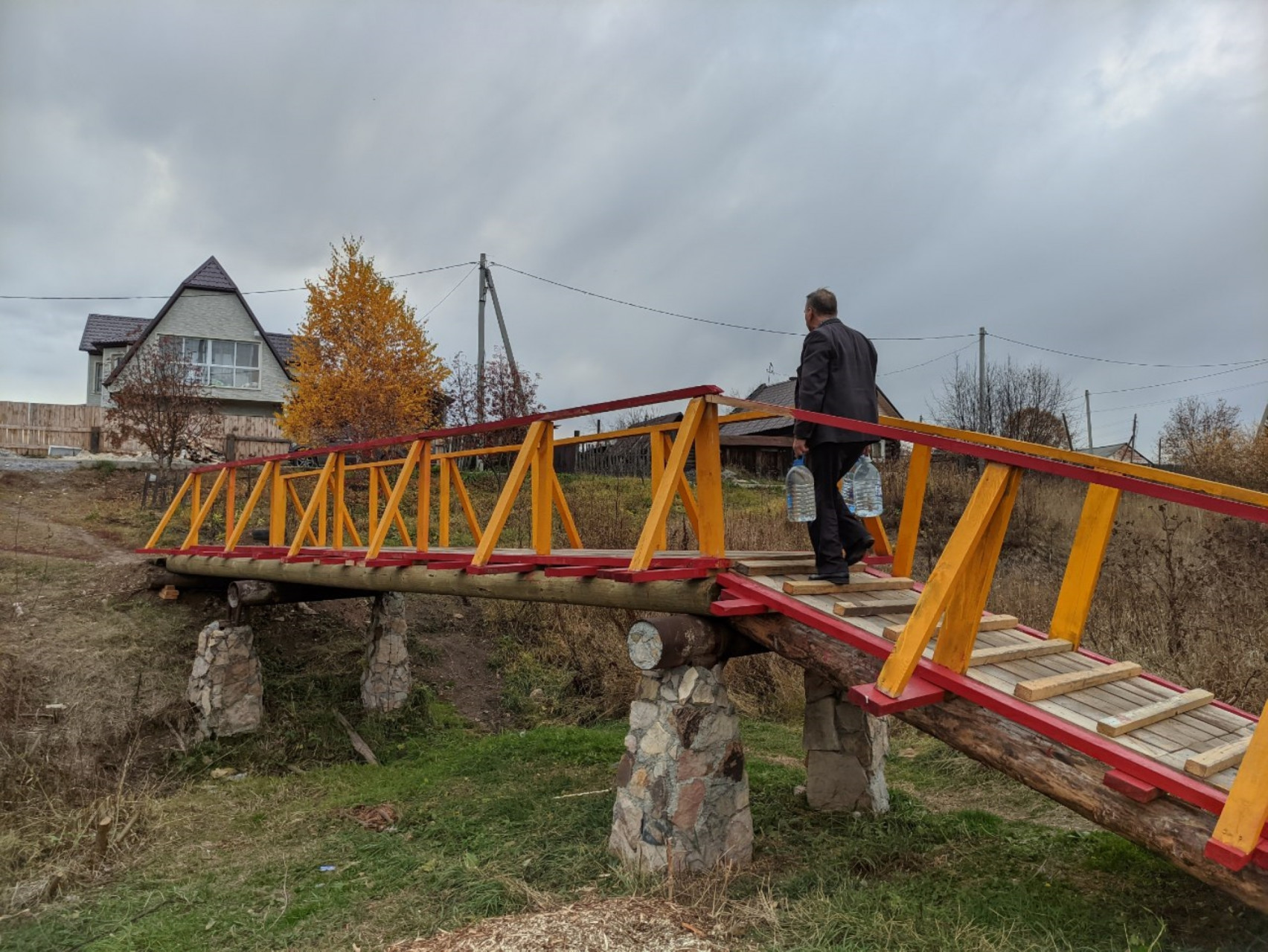 Симпатичный и удобный мостик верно служит людям, кто берет воду в ключике села Б.Трифоново. Вот пример хорошего подхода в нужном людям месте.