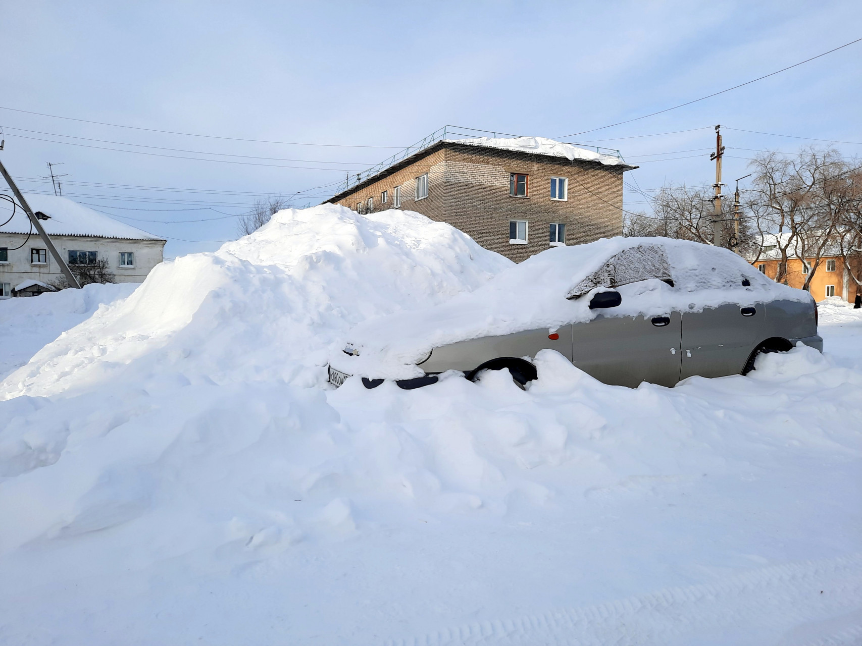 Парковки становятся излюбленным местом складирования снега. Как эта во дворе по ул. Комсомольской в городе.