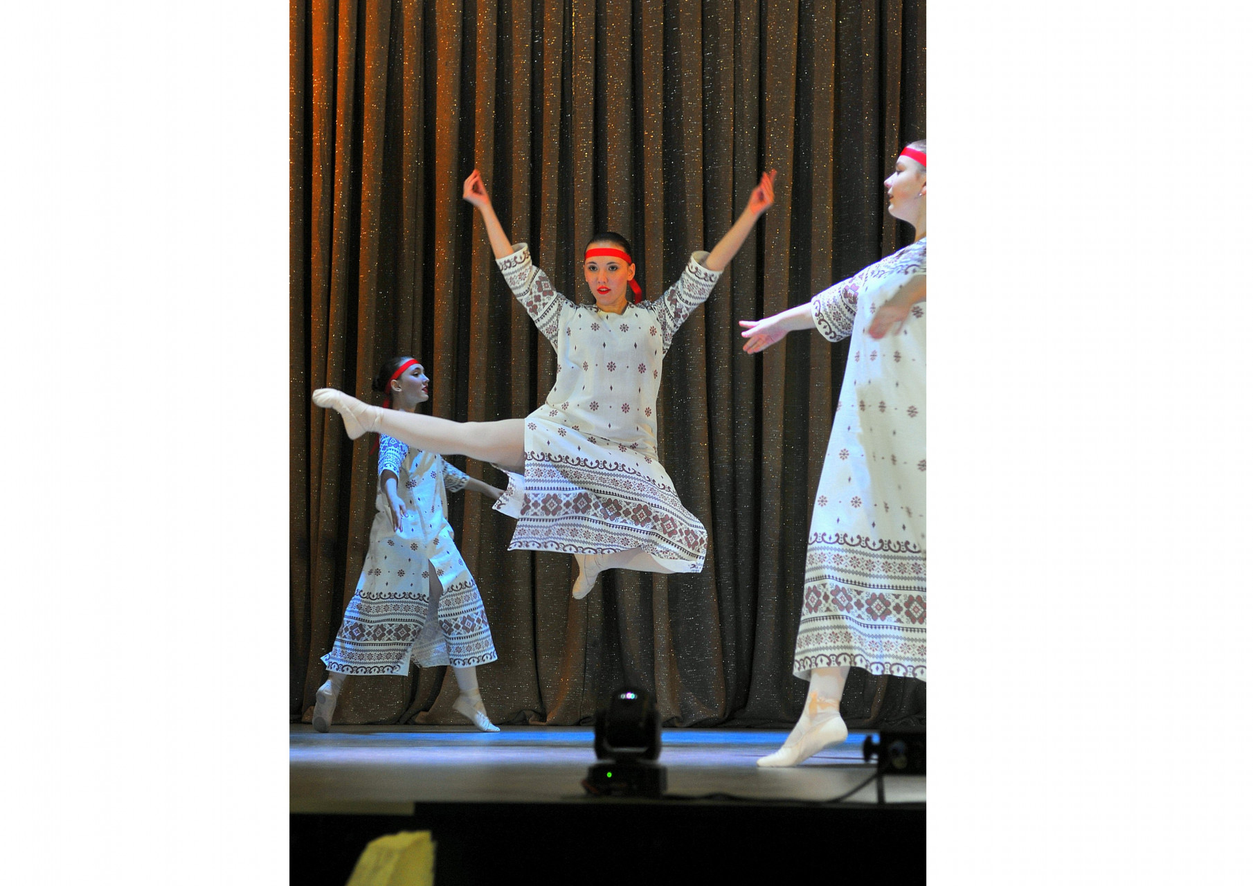 В конкурсном танце ансамбля “Забава”, который представлял Екатеринбургскую школу искусств № 11, заняты ученики старшей группы. Педагоги и танцоры создали необычную композицию, наполненную эмоциями и пластикой. И просто заворожили зрителей.